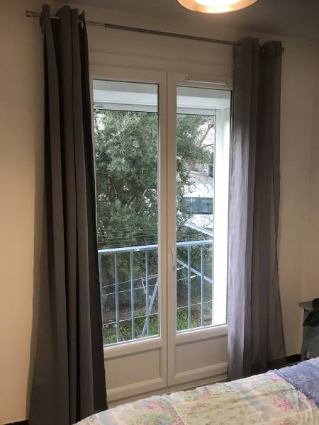 Remplacement de porte fenêtres en bois par des portes fenêtres en PVC en rénovation à LA CIOTAT.