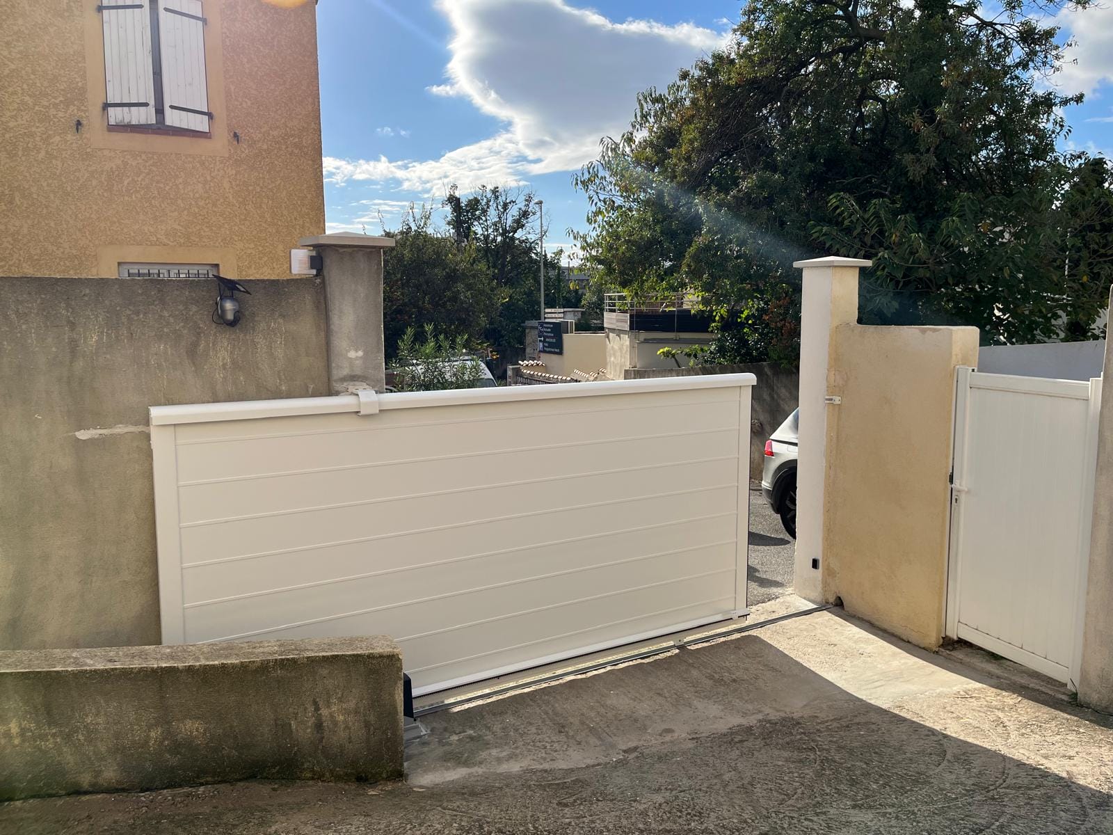 Installation d'un portail coulissant thermolaqué blanc sur mesure avec