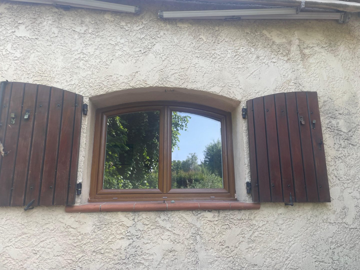 Remplacement d'une fenêtre bois par une menuiserie PVC cintrée bicolor — free download