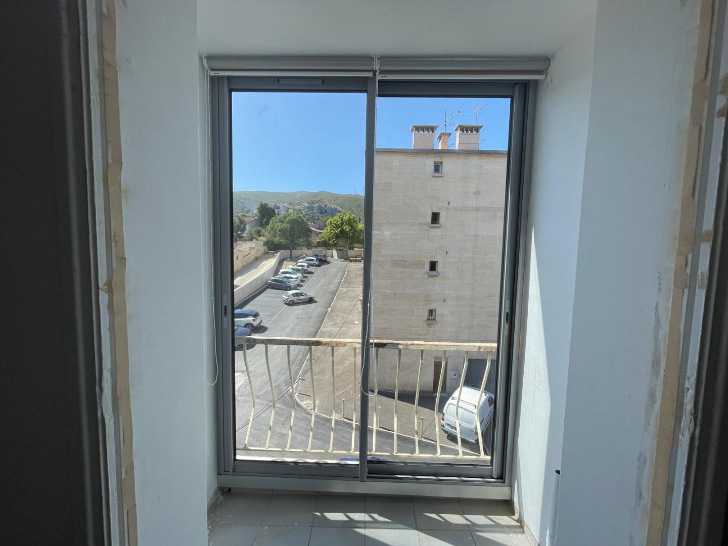 Installation d'une baie coulissante en aluminium naturel à Marseille — free download