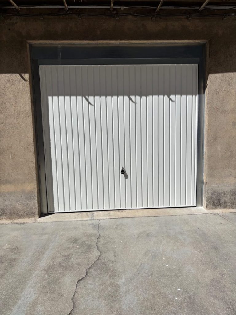 Porte de garage basculante Hörmann blanche installée à Marseille 13005 par Alu-Batipro