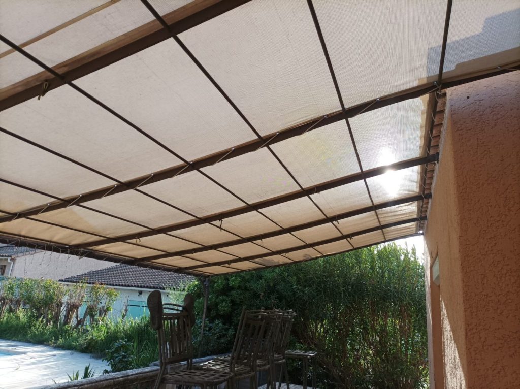 Toile PVC microperforée sur mesure installée sur pergola acier existante à Marseille 13011