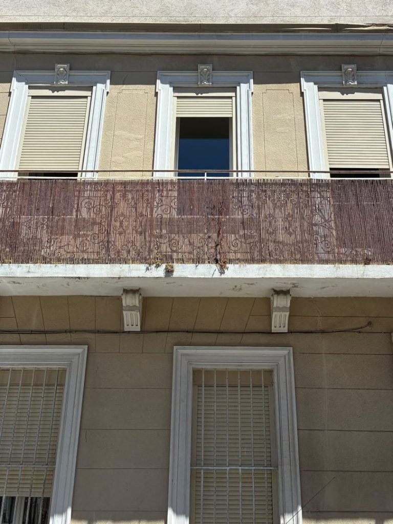 Volets roulants électriques ton beige installés sur une façade d'immeuble à Marseille 13006