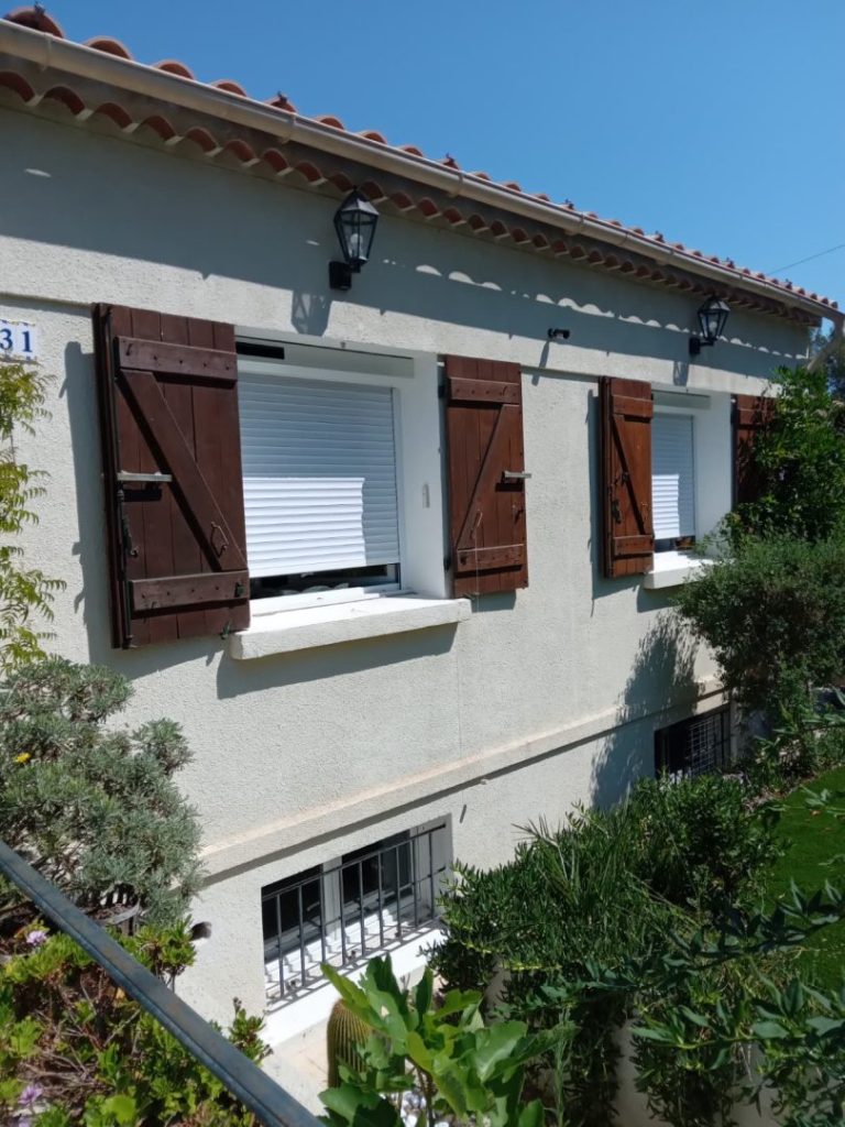 Volets roulants solaires Somfy installés sur une maison à Saint-Mandrier-sur-Mer 83430