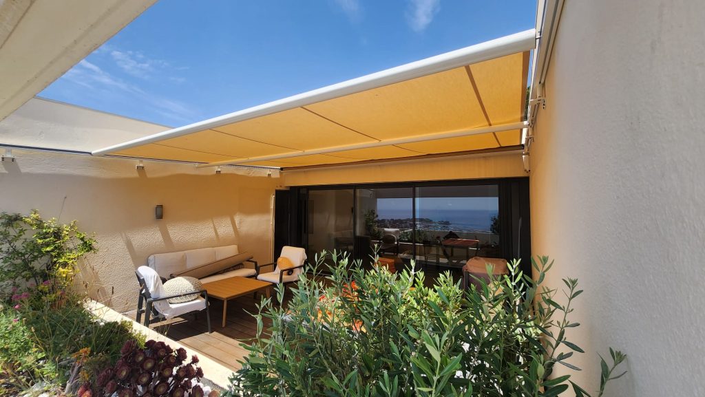 Store de véranda de grande dimension avec toile de protection solaire installé à Bandol 83150