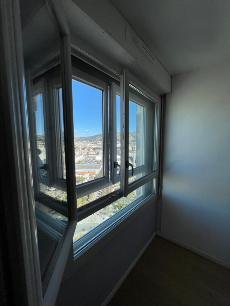 Double fenêtre phonique en PVC gris à Marseille 13008 au 30e étage